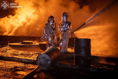 Через удар дронів РФ у передмісті Одеси загорілися будинок та заправка Через удар дронів РФ у передмісті Одеси загорілися будинок та заправка