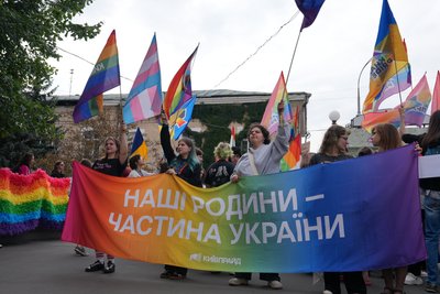 Учасники маршу тримають в руках плакат «Наші родини — частина України Учасники маршу тримають в руках плакат «Наші родини — частина України