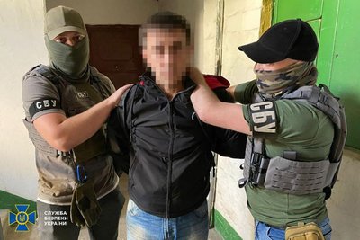 СБУ затримала у Херсоні трьох людей, які коригували удари армії РФ по місту СБУ затримала у Херсоні трьох людей, які коригували удари армії РФ по місту