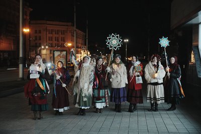 Колядки в Харкові: подруги співали в центрі Колядки в Харкові: подруги співали в центрі