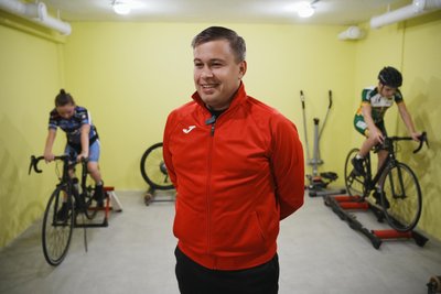 Тренер з велосипедистами в укритті у Золочеві на Харківщині Тренер з велосипедистами в укритті у Золочеві на Харківщині