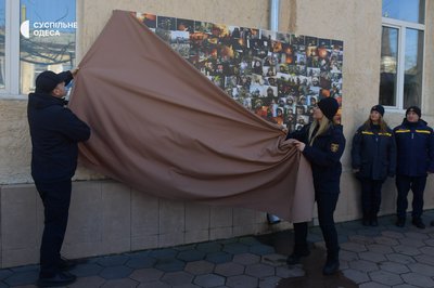 Фото з-під завалів і портрети рятувальників: в Одесі відкрили "Стіну Незламності" Фото з-під завалів і портрети рятувальників: в Одесі відкрили "Стіну Незламності"