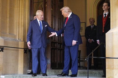 Президент США Дональд Трамп прощається з королем Чарльзом у Віндзорському замку під час офіційного візиту президента Сполучених Штатів до Великої Британії, 18 вересня 2025 року Президент США Дональд Трамп прощається з королем Чарльзом у Віндзорському замку під час офіційного візиту президента Сполучених Штатів до Великої Британії, 18 вересня 2025 року
