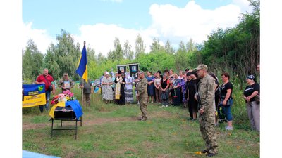 У Сновській громаді попрощалися із загиблим на фронті прикордонником Сергієм Камкою