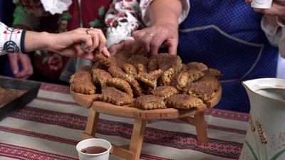 "Кулінарний спадок": як на Рівненщині готують грубі мамині коржі "Кулінарний спадок": як на Рівненщині готують грубі мамині коржі