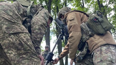 Мінометники 13-ї бригади Нацгвардії "Хартія", Харківська область, червень 2025 року Мінометники 13-ї бригади Нацгвардії "Хартія", Харківська область, червень 2025 року