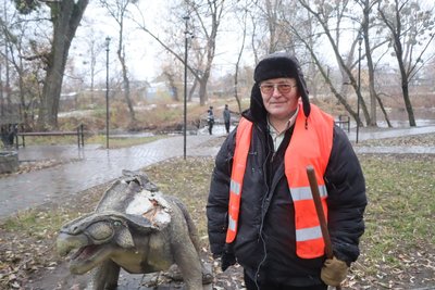 В Охтирці знайшли правопорушників, які зламали фігуру динозавра В Охтирці знайшли правопорушників, які зламали фігуру динозавра
