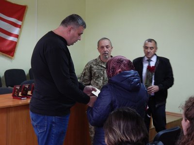 На Хмельниччині рідним полеглих захисників вручили державні нагороди На Хмельниччині рідним полеглих захисників вручили державні нагороди