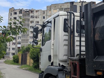 Після атаки РФ комунальники у Луцьку вивезли 120 тонн будівельних уламків Після атаки РФ комунальники у Луцьку вивезли 120 тонн будівельних уламків