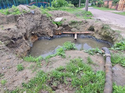 Прорив каналізації в Житомирі: котлован на місці аварії затопило водою Прорив каналізації в Житомирі: котлован на місці аварії затопило водою