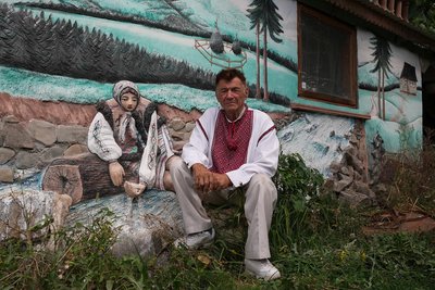 Фасад хати-музею Олексія Бондаренка, село Рунгури, Івано-Франківщина Фасад хати-музею Олексія Бондаренка, село Рунгури, Івано-Франківщина