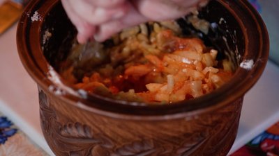 "Кулінарний спадок": як "цибульники" готують автентичні цибульники у томатному соусі на Рівненщині "Кулінарний спадок": як "цибульники" готують автентичні цибульники у томатному соусі на Рівненщині