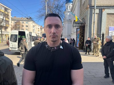 "Я звідси не піду. Це моя родина", — у Житомирі попрощалися з Героєм України Олександром Довгачем "Я звідси не піду. Це моя родина", — у Житомирі попрощалися з Героєм України Олександром Довгачем