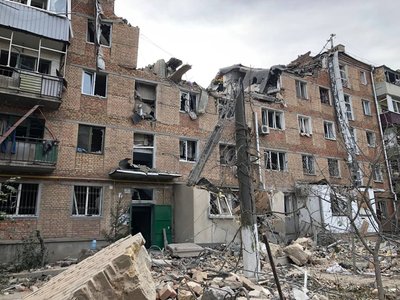 Масований обстріл: вночі російські війська поцілили у п’ятиповерхівку в Миколаєві Масований обстріл: вночі російські війська поцілили у п’ятиповерхівку в Миколаєві