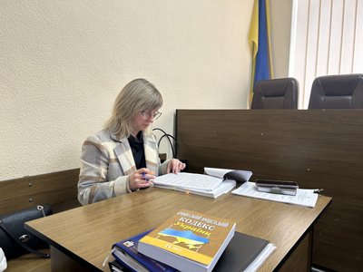 У Кременчуці допитали потерпілих у справі про загибель дитини через падіння дерева в дитсадку №19 У Кременчуці допитали потерпілих у справі про загибель дитини через падіння дерева в дитсадку №19