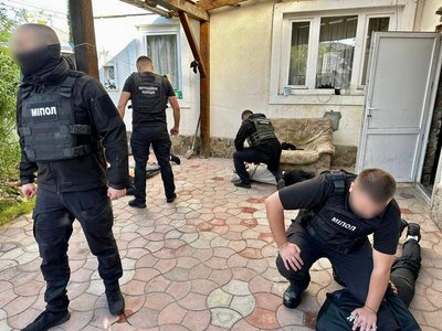 На Закарпатті затримали 3 чоловіків, яких підозрюють в організації переправлення людей через кордон На Закарпатті затримали 3 чоловіків, яких підозрюють в організації переправлення людей через кордон