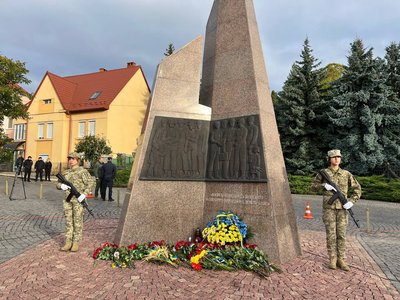 В Ужгороді вшанували пам’ять полеглих захисників і захисниць України В Ужгороді вшанували пам’ять полеглих захисників і захисниць України