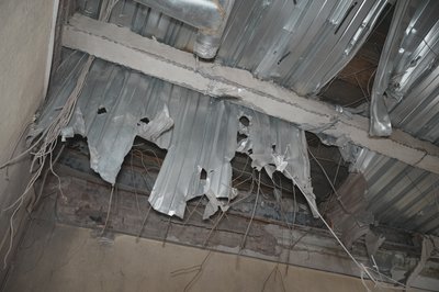 Дах будівлі харківського фармуніверситету, пошкоджений російським ударом Дах будівлі харківського фармуніверситету, пошкоджений російським ударом