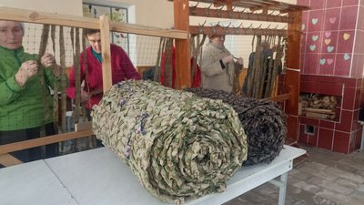 Допомога для фронту: жителі Пулинської громади щодня плетуть маскувальні сітки для ЗСУ Допомога для фронту: жителі Пулинської громади щодня плетуть маскувальні сітки для ЗСУ