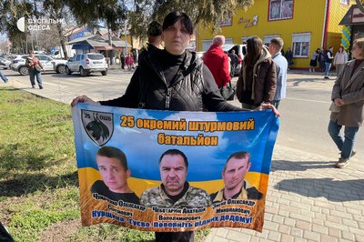 У Березівці на Одещині відкрили "Дерево Надії" на підтримку полонених і зниклих безвісти військових У Березівці на Одещині відкрили "Дерево Надії" на підтримку полонених і зниклих безвісти військових