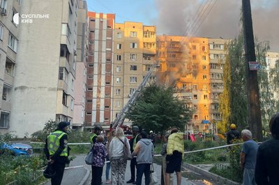 Київ під масованою атакою дронів РФ: є загиблі та поранені, горить будівля Кабміну