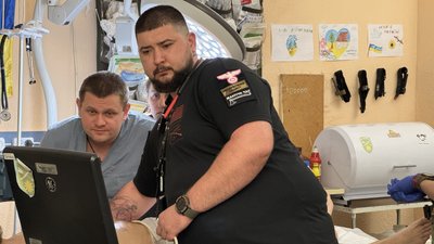 Медики оглядають пораненого у стабілізаційному пункті 66 окремої механізованої бригади Донецька область, 26 червня 2025 рік Медики оглядають пораненого у стабілізаційному пункті 66 окремої механізованої бригади Донецька область, 26 червня 2025 рік
