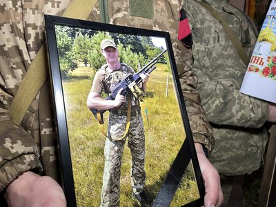 У Полтаві попрощалися із чотирма військовослужбовцями, які загинули на війні з РФ У Полтаві попрощалися із чотирма військовослужбовцями, які загинули на війні з РФ