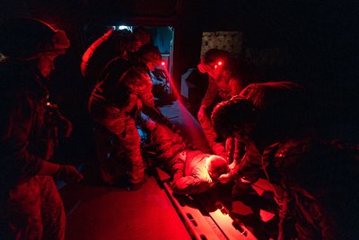 Військові медики з Третьої штурмової бригади несуть побратима, який отримав поранення під час боїв за Андріївку, Донеччина, 12 вересня 2023 року Військові медики з Третьої штурмової бригади несуть побратима, який отримав поранення під час боїв за Андріївку, Донеччина, 12 вересня 2023 року