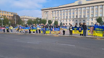 «Віримо, надіємося, чекаємо»: у Черкасах відбулася акція «Не мовчи — полон вбиває» «Віримо, надіємося, чекаємо»: у Черкасах відбулася акція «Не мовчи — полон вбиває»