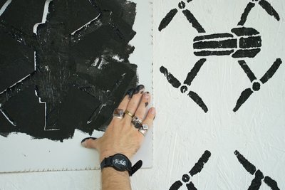 Художник створює графіті Художник створює графіті