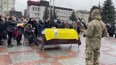 У Рівному попрощались з військовим Юрієм Літвінчуком У Рівному попрощались з військовим Юрієм Літвінчуком