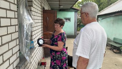 Валентина показує годинник Святогорівка Донецька область 14 серпня 2025 рік Валентина показує годинник Святогорівка Донецька область 14 серпня 2025 рік