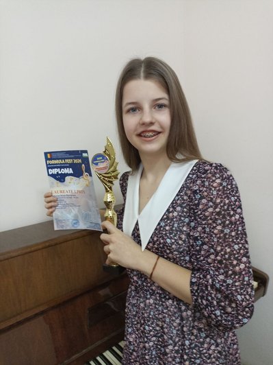 "Музика — це моє життя". Дівчина з Генічеська на Херсонщині грає на фортепіано з двох років "Музика — це моє життя". Дівчина з Генічеська на Херсонщині грає на фортепіано з двох років