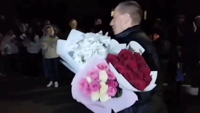 Звільненого з полону Вадима Сидорчука зустріли в селі Довгошиї на Рівненщині Звільненого з полону Вадима Сидорчука зустріли в селі Довгошиї на Рівненщині