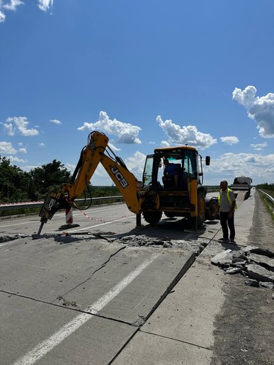 Працівники Служби відновлення та розвитку інфраструктури вже почали ремонтувати ділянку на трасі Київ – Ковель Працівники Служби відновлення та розвитку інфраструктури вже почали ремонтувати ділянку на трасі Київ – Ковель