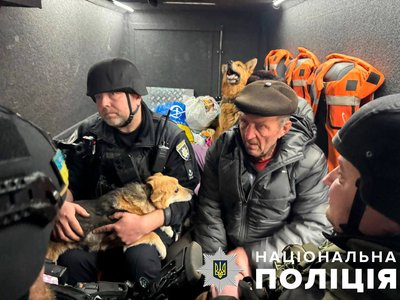 "Білі янголи" евакуювали мешканців Миропільської громади разом із собакою "Білі янголи" евакуювали мешканців Миропільської громади разом із собакою