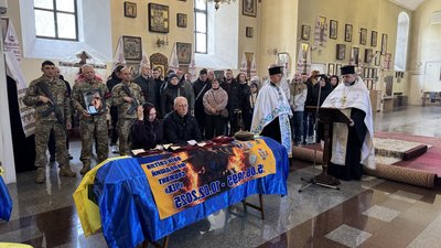 У Полтаві попрощалися із трьома воїнами, які загинули, боронячи Україну У Полтаві попрощалися із трьома воїнами, які загинули, боронячи Україну