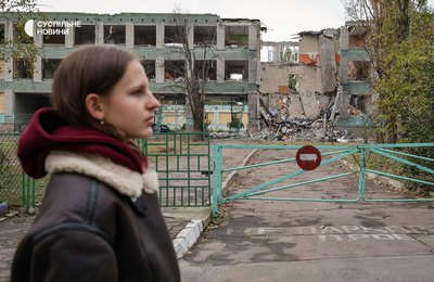 Дівчина проходить повз школу у Таврійському мікрорайоні Херсона, в яку влучила російська авіабомба