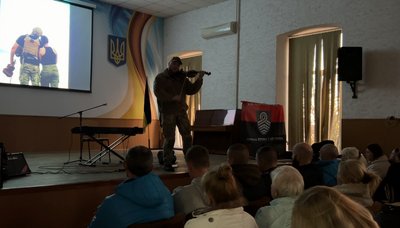 Підтримує побратимів грою на скрипці: військовий скрипач Мойсей приїхав з концертом до Умані Підтримує побратимів грою на скрипці: військовий скрипач Мойсей приїхав з концертом до Умані