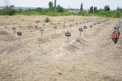 На цих могилах немає імен: у Миколаєві поховали 76 невідомих військових На цих могилах немає імен: у Миколаєві поховали 76 невідомих військових