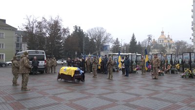Із загиблим добровольцем Василем Карпюком попрощались у Рівному Із загиблим добровольцем Василем Карпюком попрощались у Рівному