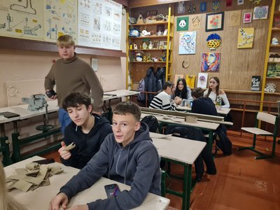 Понад 5 тисяч окопних свічок за 4 роки: старшокласники ліцею №24 Житомира допомагають ЗСУ Понад 5 тисяч окопних свічок за 4 роки: старшокласники ліцею №24 Житомира допомагають ЗСУ