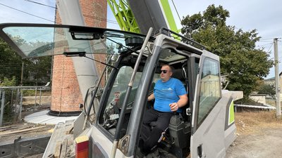 У Рогані під Харковом відновлюють найбільшу водонапірну вежу, пошкоджену обстрілами Росії, робота крана У Рогані під Харковом відновлюють найбільшу водонапірну вежу, пошкоджену обстрілами Росії, робота крана