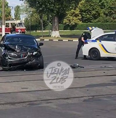 Автівка після ДТП на перехресті Салтівського шосе та проспекту Тракторобудівників у Харкові Автівка після ДТП на перехресті Салтівського шосе та проспекту Тракторобудівників у Харкові