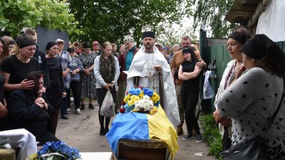 У Носівці на Чернігівщині попрощалися з загиблим бійцем Володимиром Бойком У Носівці на Чернігівщині попрощалися з загиблим бійцем Володимиром Бойком