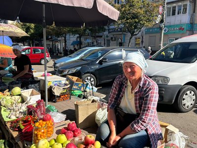 Яблука подорожчали вдвічі: яка ціна у Житомирі та що кажуть продавці й покупці Яблука подорожчали вдвічі: яка ціна у Житомирі та що кажуть продавці й покупці