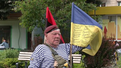 Волонтер дядя Гриша у Рівному збирає допомогу на фронт Волонтер дядя Гриша у Рівному збирає допомогу на фронт