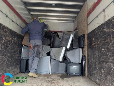 Центр управління відходами в Луцьку передав житомирському заводу 2 тонни електроніки на утилізацію Центр управління відходами в Луцьку передав житомирському заводу 2 тонни електроніки на утилізацію