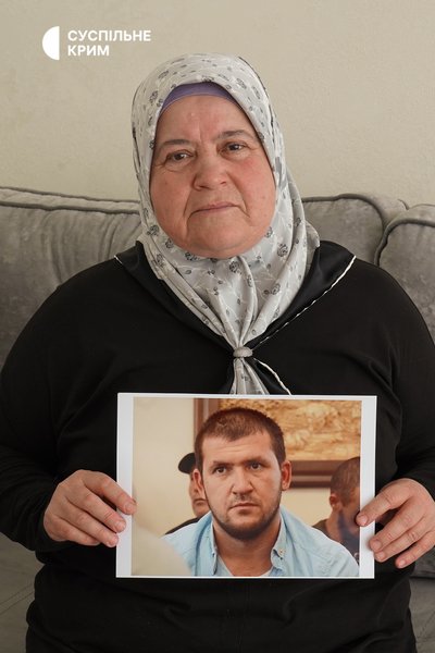 Лемара Умерова тримає портрет сина, одного із кримських політвʼязнів, Аметхана Умерова Лемара Умерова тримає портрет сина, одного із кримських політвʼязнів, Аметхана Умерова