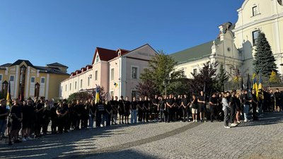У Вінниці відбулася молебень та мирна хода у пам'ять про загиблих розвідників України У Вінниці відбулася молебень та мирна хода у пам'ять про загиблих розвідників України
